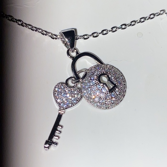 Ladies 18 inch lock and key pendant necklace - Picture 2 of 2